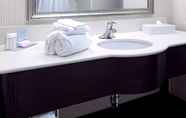 In-room Bathroom 4 Hampton Inn & Suites by Hilton Edmonton Intl Airport