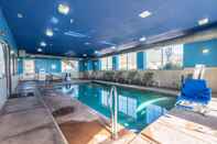 สระว่ายน้ำ Comfort Inn & Suites