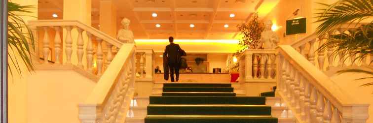 Lobi Ambassador Palace Hotel
