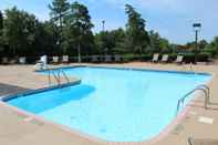 Kolam Renang SureStay Plus Hotel by Best Western Southern Pines Pinehurst