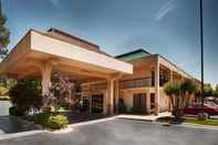 Bangunan SureStay Plus Hotel by Best Western Southern Pines Pinehurst