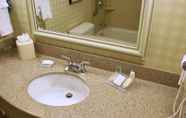 In-room Bathroom 7 Hilton Garden Inn Sonoma County Airport