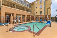 Swimming Pool MainStay Suites Port Arthur - Beaumont South