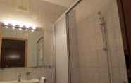 Toilet Kamar 2 Sporthotel Kurz