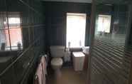 Toilet Kamar 3 Tyrosa Rooms