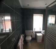 Toilet Kamar 3 Tyrosa Rooms