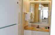 In-room Bathroom 3 Outrigger Beach Club