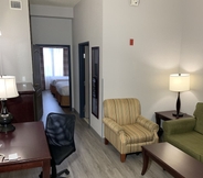 Common Space 7 Country Inn & Suites by Radisson, Jacksonville West, FL