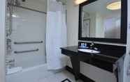 Toilet Kamar 4 Fairfield Inn & Suites by Marriott