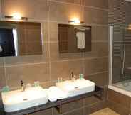 In-room Bathroom 5 Sercotel Plaza Feria