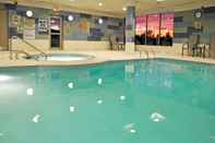สระว่ายน้ำ Holiday Inn Express & Suites Vaughan-Southwest