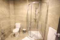 Phòng tắm bên trong St Julian's Bay Hotel
