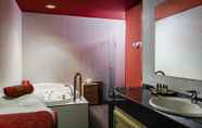 In-room Bathroom 5 Hotel Eurostars Reina Felicia