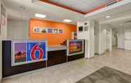 Lobby 5 Motel 6 Lemoore, CA