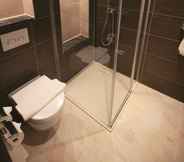 Toilet Kamar 6 XO Hotel Inner