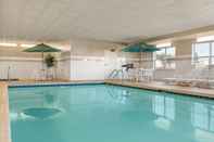 Kolam Renang Country Inn & Suites by Radisson, Peoria North, IL