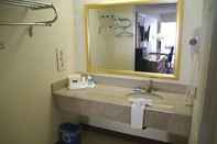 Toilet Kamar Crystal Inn & Suites Atlantic City Absecon