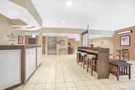 Lobby Microtel Inn & Suites by Wyndham Manchester