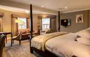 Kamar Tidur 4 Oakley Hall Hotel