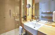 In-room Bathroom 4 H+ Hotel Salzburg