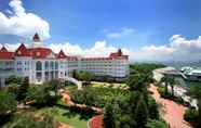 Exterior 5 Hong Kong Disneyland Hotel