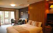 Bedroom 6 Farnham House Hotel