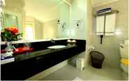 In-room Bathroom 4 Villa Nautica Paradise Island Resort