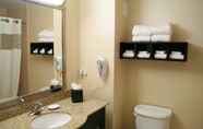 Toilet Kamar 3 Hampton Inn Topeka