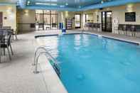 Swimming Pool Hampton Inn & Suites Toledo-Perrysburg