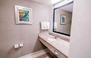 In-room Bathroom 4 Fairfield Inn by Marriott Medford Long Island