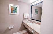 In-room Bathroom 4 Fairfield Inn by Marriott Medford Long Island