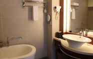 Toilet Kamar 2 Ariva Beijing West Hotel & Serviced Apartment