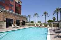 Swimming Pool Sheraton Garden Grove-Anaheim South Hotel