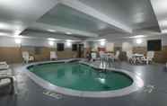 สระว่ายน้ำ 7 Country Inn & Suites by Radisson, Oklahoma City Airport, OK