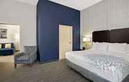 Bedroom 4 La Quinta Inn & Suites by Wyndham Palestine