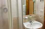 Toilet Kamar 2 Hotel Sole