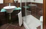 Toilet Kamar 4 Regent Beach Hotel & Apartments