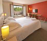 Bedroom 6 Best Western Plus l’Oree Paris Sud