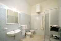 In-room Bathroom Flavica Home Holiday