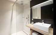 In-room Bathroom 6 Van der Valk Hotel Luxembourg - Arlon