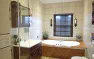 Toilet Kamar 4 Waterkloof Guest House