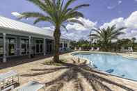 Swimming Pool Cape Crossing Resort & Marina