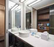 In-room Bathroom 2 Aloft Cleveland Airport