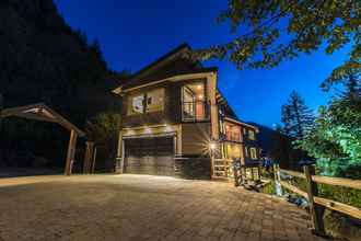 Exterior 4 The Lodge on Harrison Lake