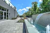 Swimming Pool Courtyard by Marriott Deptford