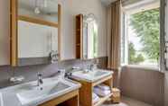 In-room Bathroom 7 Logis de Valandraud