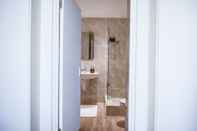 Toilet Kamar Bay Reflections - Luxury Serviced Apartments