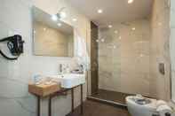 Toilet Kamar Nival Luxury Suites