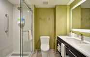 In-room Bathroom 5 Home2 Suites by Hilton Hanford Lemoore