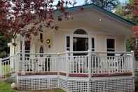 Exterior Arbor Rouge Cottage